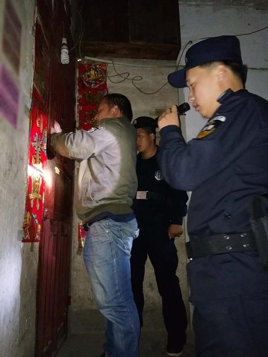 打易镇粗心妈妈误将幼女锁家中 
